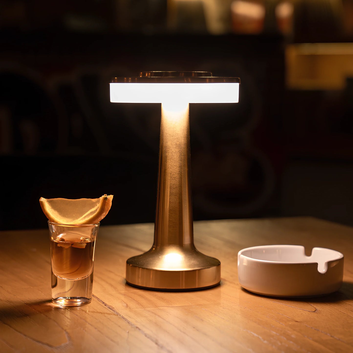 Współczesna smukła metalowa lampa stołowa LED