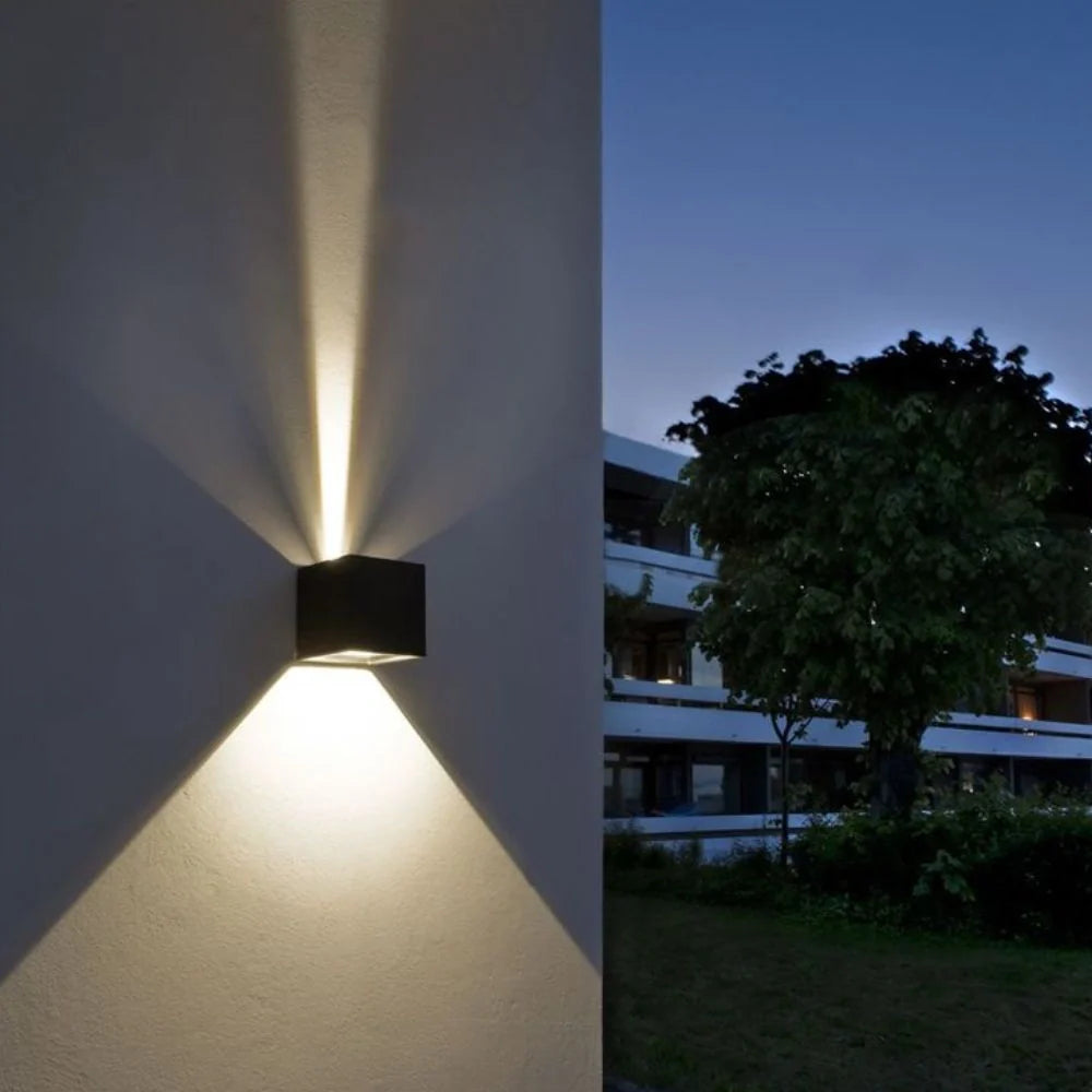 Nowoczesna lampa ścienna sześcienna z regulacją kąta światła