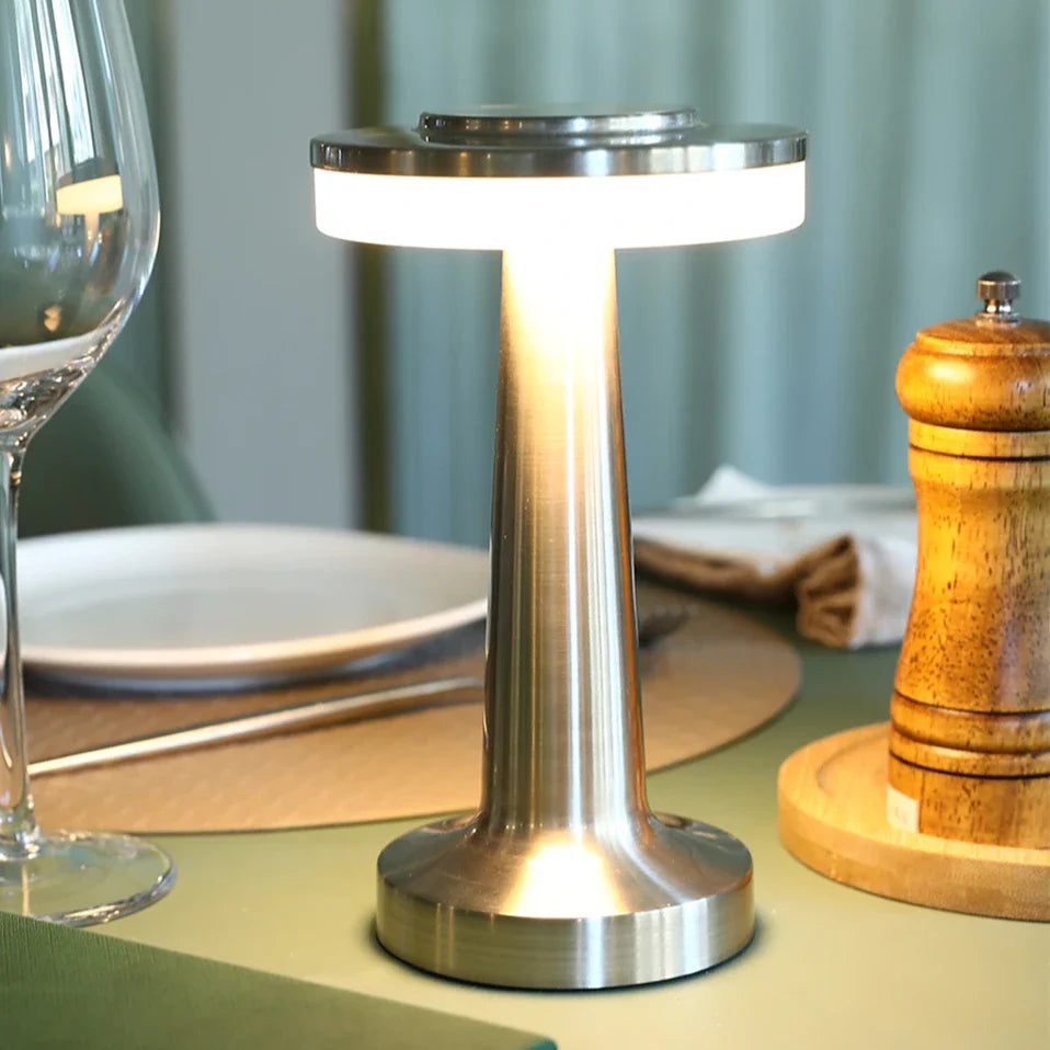 Współczesna smukła metalowa lampa stołowa LED