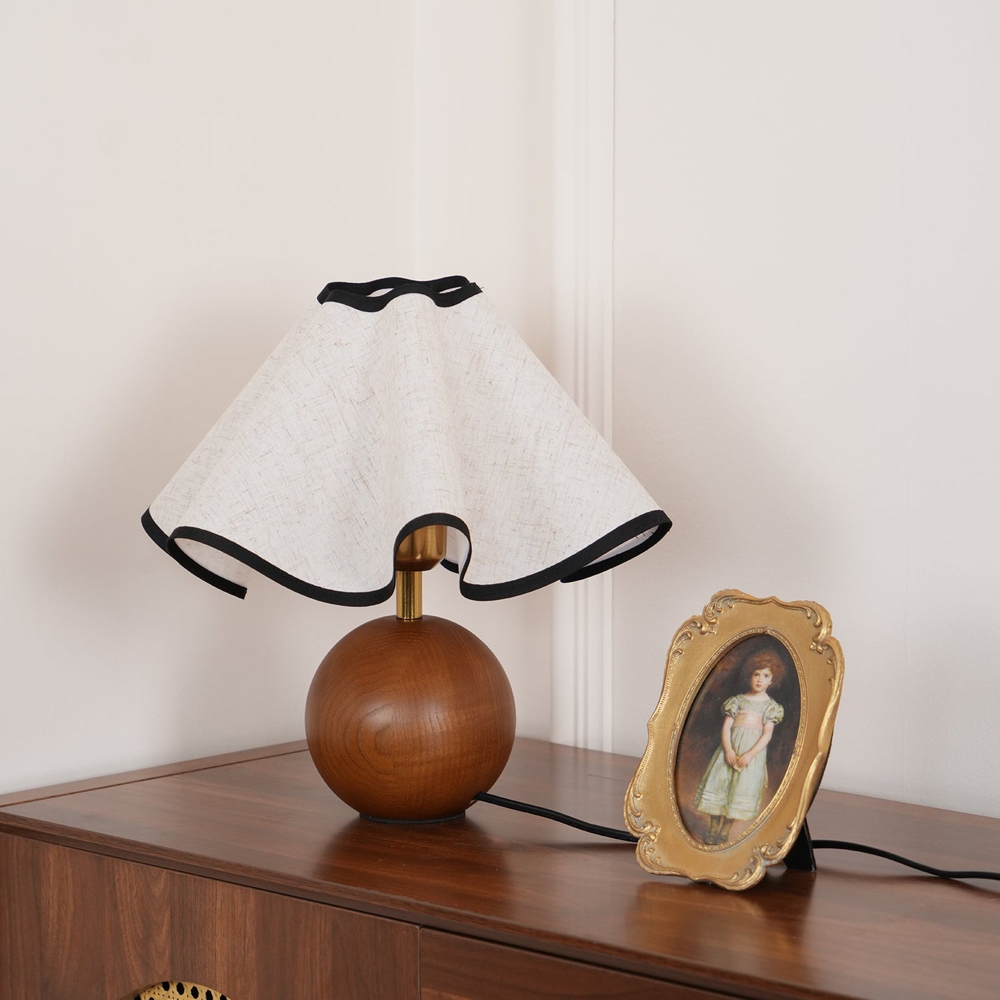 Rzeźbiarska, falista lampa stołowa do wnętrz