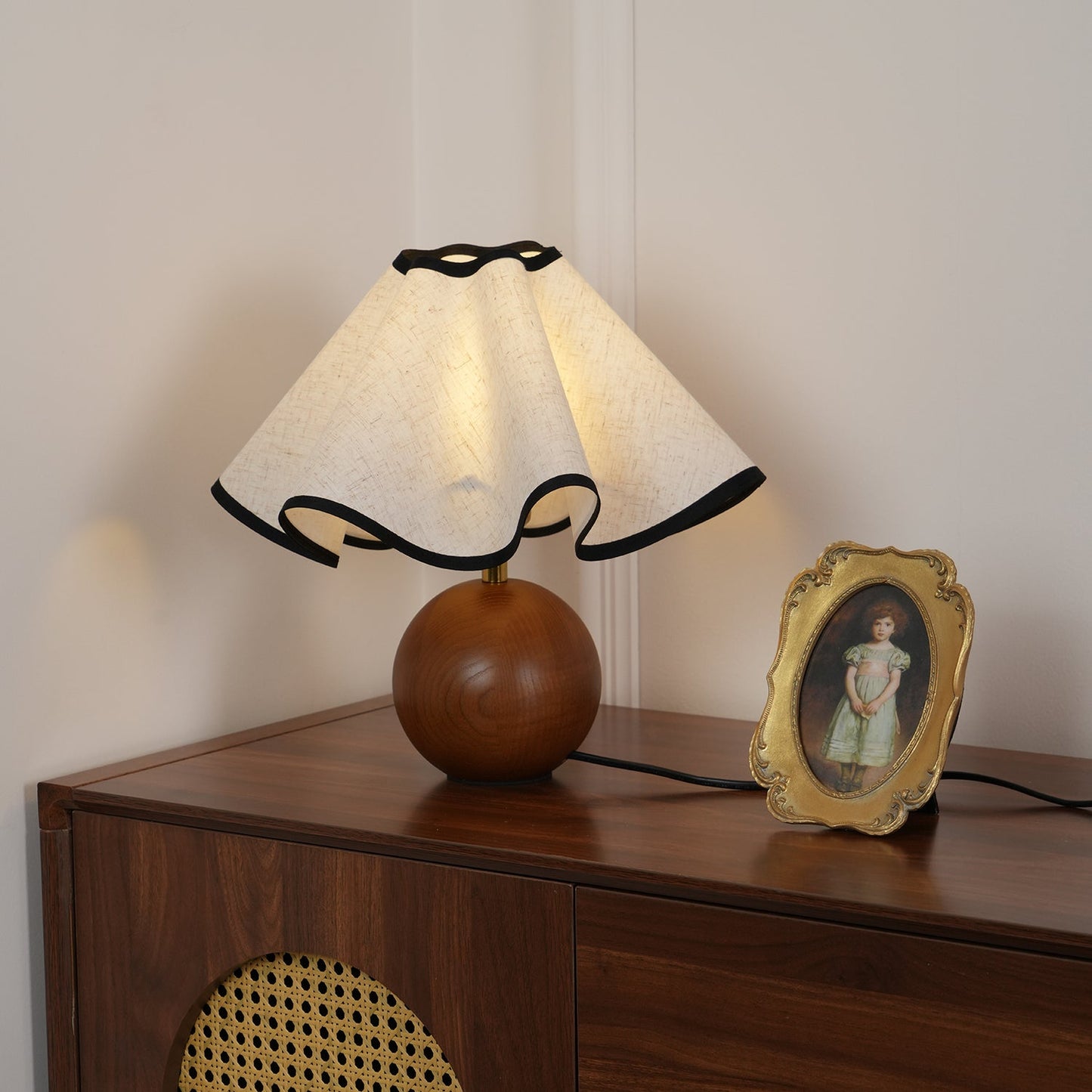 Rzeźbiarska, falista lampa stołowa do wnętrz