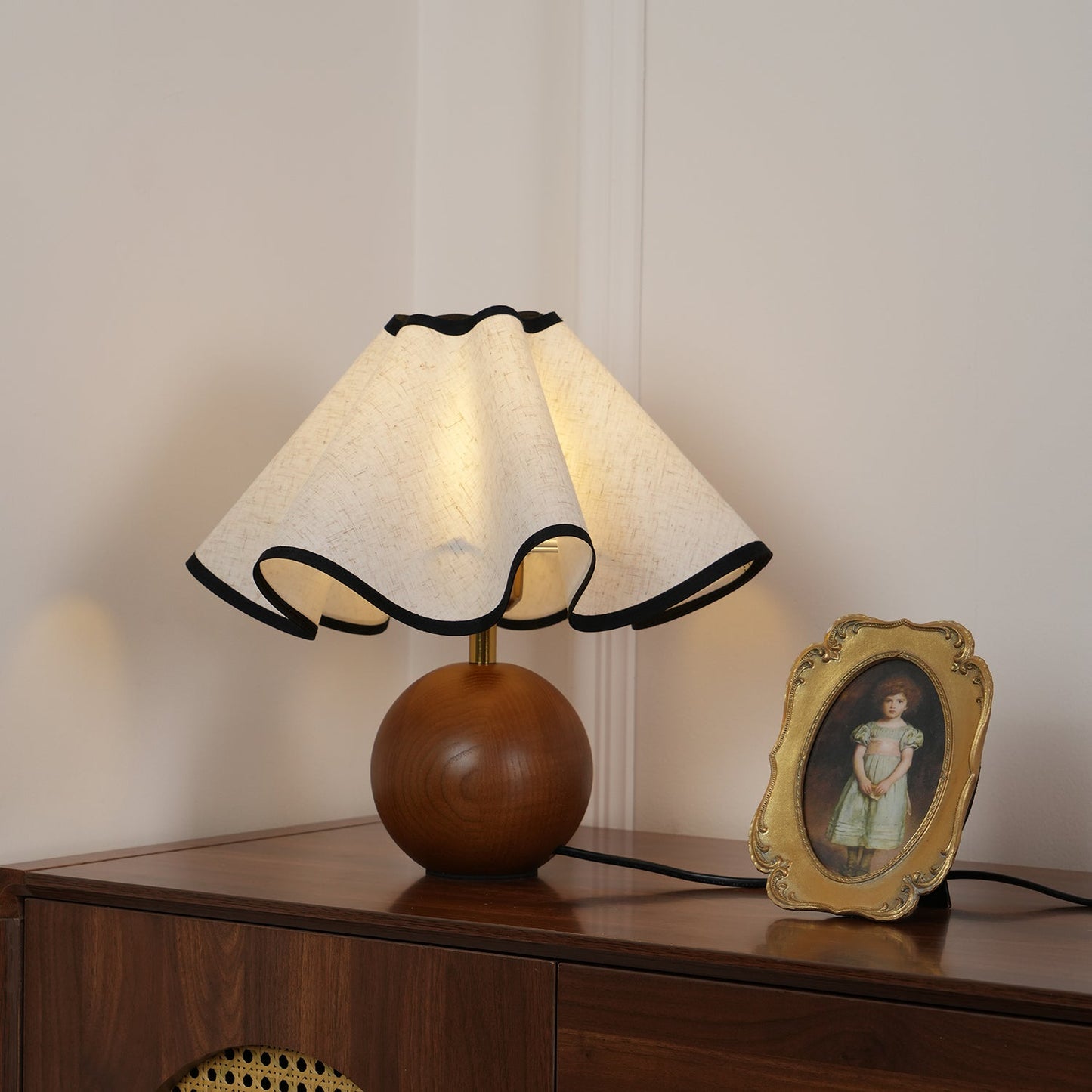Rzeźbiarska, falista lampa stołowa do wnętrz