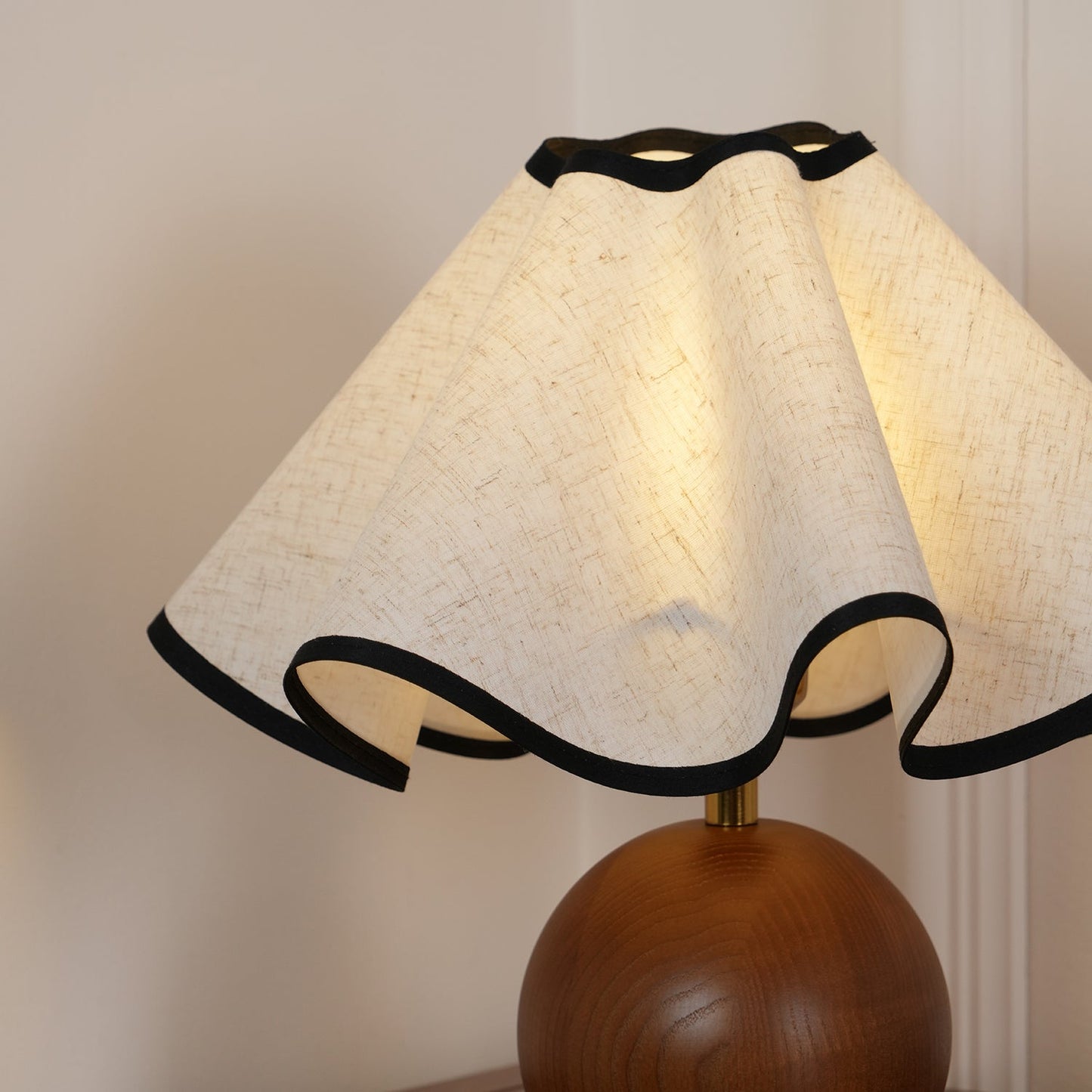 Rzeźbiarska, falista lampa stołowa do wnętrz