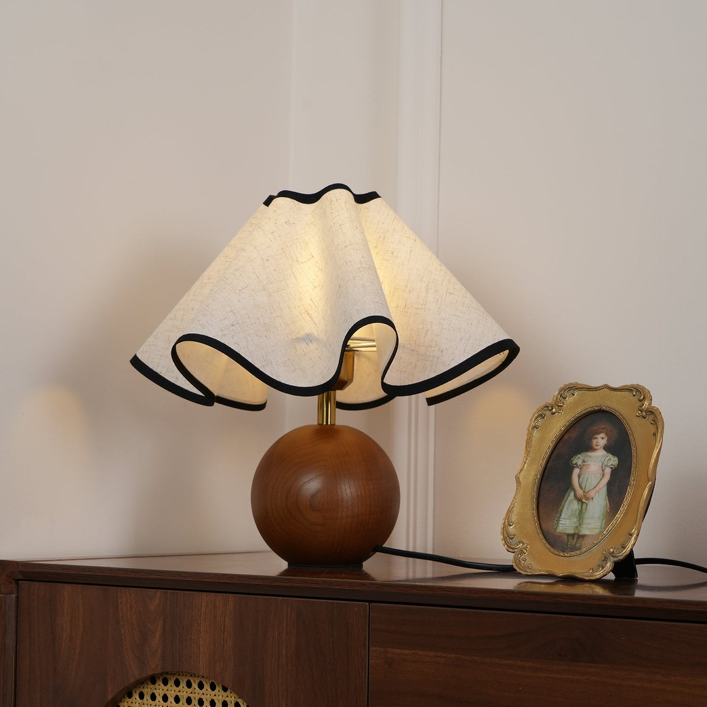 Rzeźbiarska, falista lampa stołowa do wnętrz