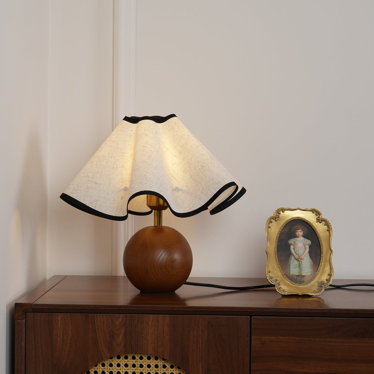 Rzeźbiarska, falista lampa stołowa do wnętrz