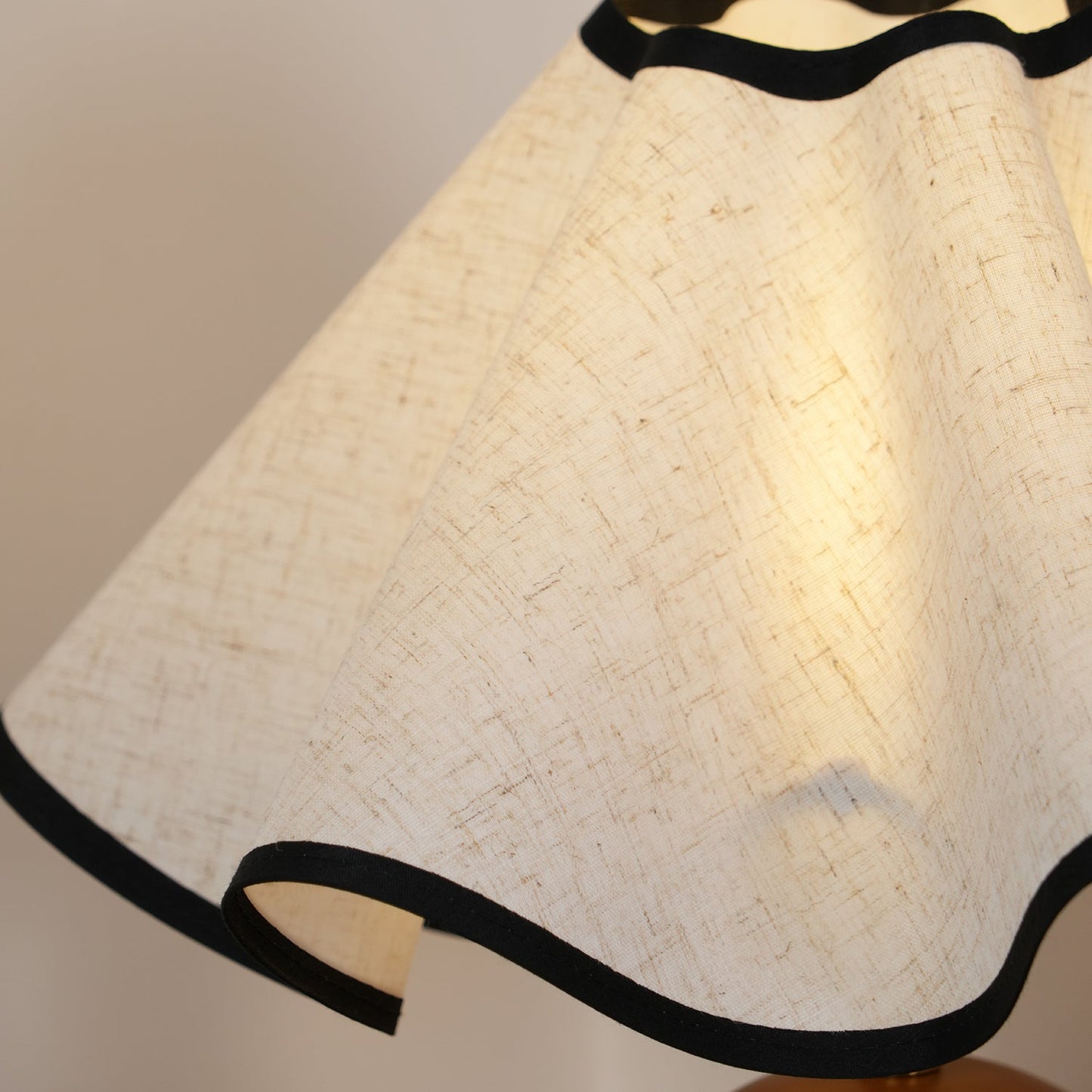 Rzeźbiarska, falista lampa stołowa do wnętrz