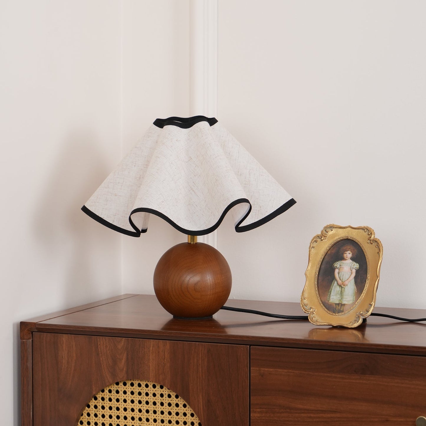 Rzeźbiarska, falista lampa stołowa do wnętrz