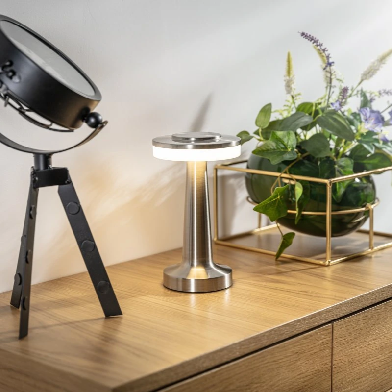 Współczesna smukła metalowa lampa stołowa LED